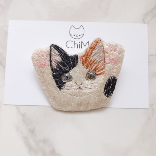 手を上げる猫の刺繍ブローチ - ショップ ちむねこ ブローチ - Pinkoi