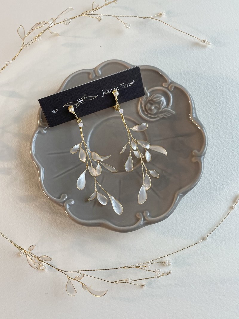 Faith in Love 葉子耳環 - 耳環/耳夾 - 樹脂 白色