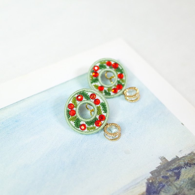Plant #134 Holly Christmas Wreath Embroidered On-Ear Earrings Clip-On/Ear Pins - ต่างหู - งานปัก สีแดง