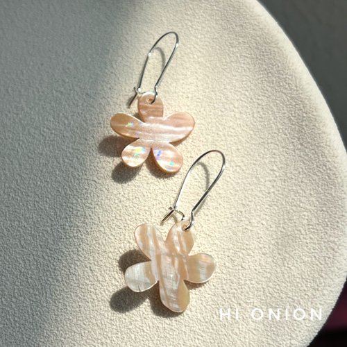讓美麗觸手可及 hi onion 點綴你的每一刻精彩。 Hi Onion在春天跳舞 原創小眾天然貝花朵銀耳環法式復古耳夾耳勾