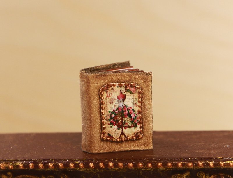 Miniature book for a dollhouse 1:12, vintage book  迷你书 - อื่นๆ - ไม้ หลากหลายสี