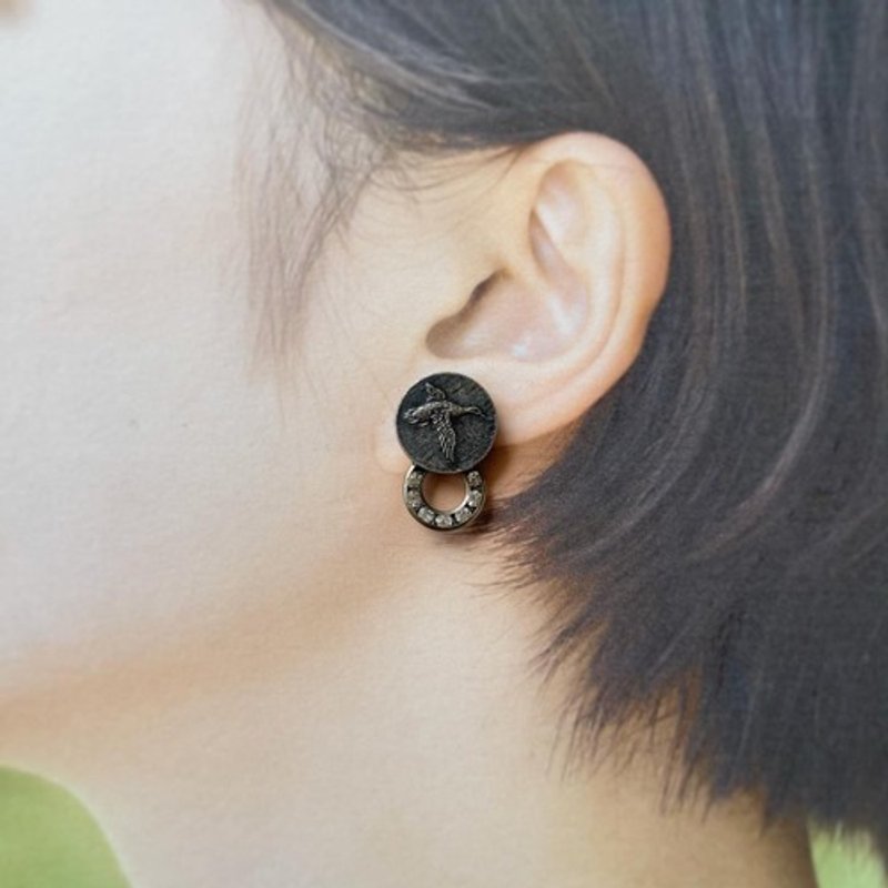 羽ばたく鳥のピアス - ピアス・イヤリング - その他の素材 