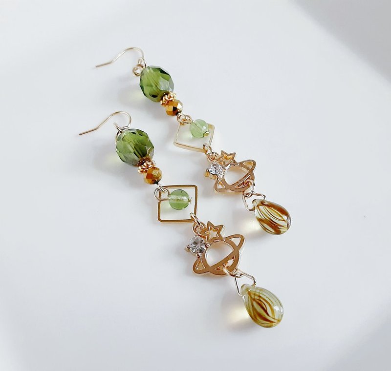 Cute Saturn Charm Square and Czech and Glass Bead Swaying Long Earrings Clip-On Olive Green Swaying Design Gift Can be Changed to Hypoallergenic Earrings - ต่างหู - แก้ว สีเขียว