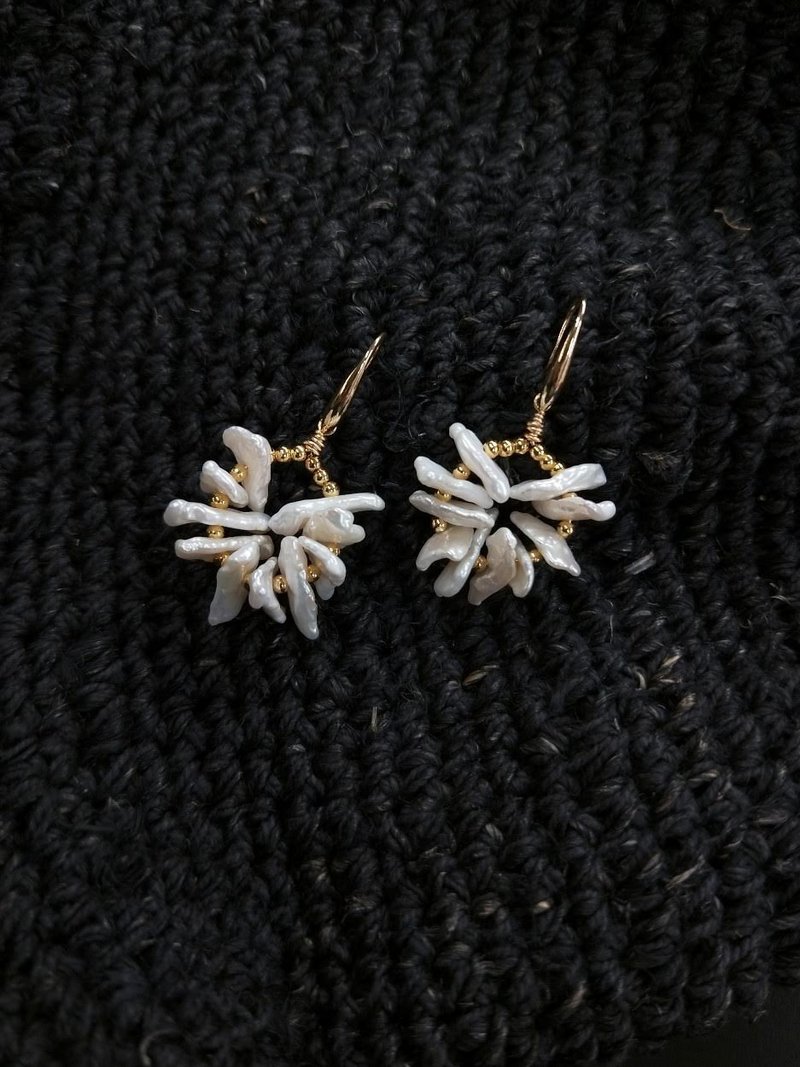 【18K包金 / 輕奢華系列】不規則珍珠雪花耳勾耳環 - 耳環/耳夾/耳骨夾 - 珍珠 金色