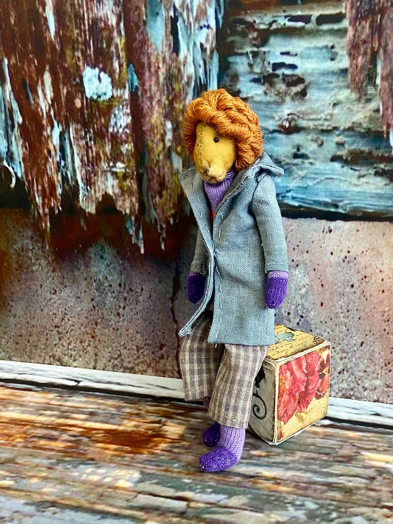 薄紫色の靴下を履いた小さなライオン - 人形・フィギュア - コットン・麻 オレンジ