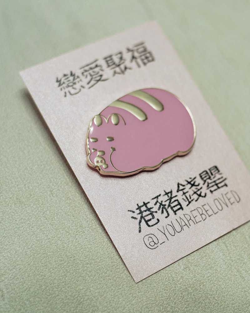 Love Jufu Hong Kong Pig Badge - เข็มกลัด - อลูมิเนียมอัลลอยด์ สึชมพู