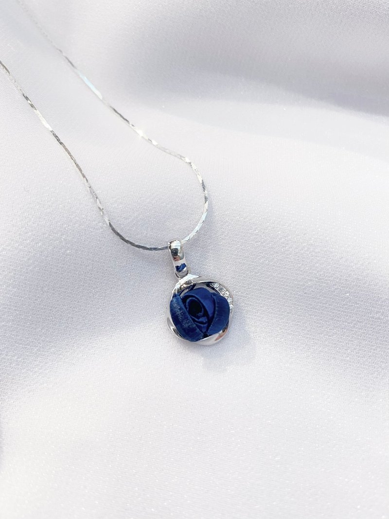 【Re-Re】 Silk Flora - Midnight Blue Tiny Rose Necklace - สร้อยคอ - ผ้าไหม สีน้ำเงิน