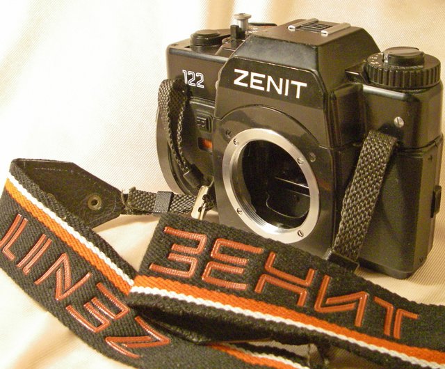 KMZ ZENIT-122 35mm フィルム一眼レフカメラ本体、ペンタックス M42 レンズマウント付き ロシア 1991 - ショップ  geokubanoid カメラ・チェキ - Pinkoi