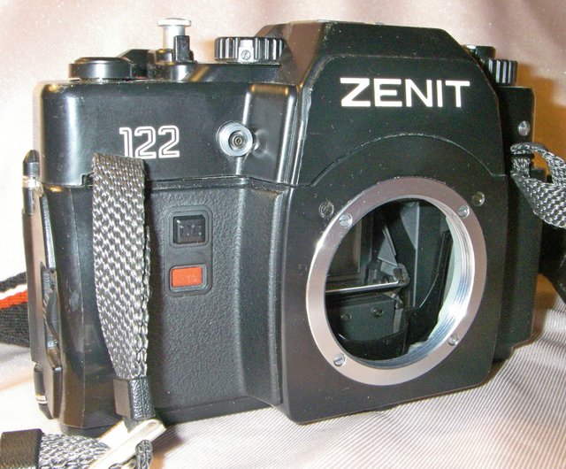 KMZ ZENIT-122 35mm フィルム一眼レフカメラ本体、ペンタックス M42 レンズマウント付き ロシア 1991 - ショップ  geokubanoid カメラ・チェキ - Pinkoi