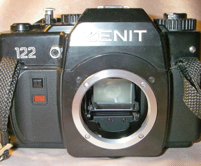 KMZ ZENIT-122 35mm フィルム一眼レフカメラ本体、ペンタックス M42 レンズマウント付き ロシア 1991 - ショップ  geokubanoid カメラ・チェキ - Pinkoi