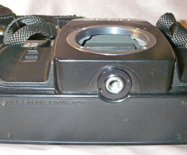 KMZ ZENIT-122 35mm フィルム一眼レフカメラ本体、ペンタックス M42 レンズマウント付き ロシア 1991 - ショップ  geokubanoid カメラ・チェキ - Pinkoi