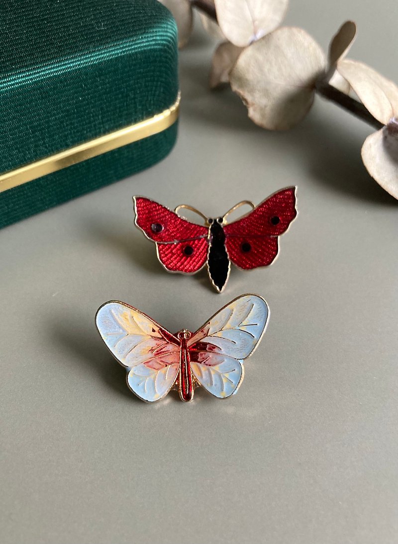 American antique small and lovely butterfly brooch pin in pastel enamel - เข็มกลัด - วัตถุเคลือบ 