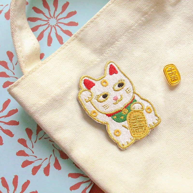 U-PICK original life beckoning cat beckoning peach cat / embroidery pin - Brooches - Other Materials 