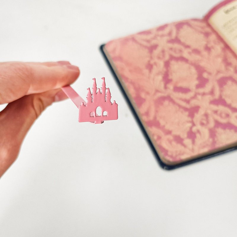 Princess Castle Pink Metal Bookmark – Fairytale-Inspired Page Marker - 書籤 - 其他金屬 粉紅色