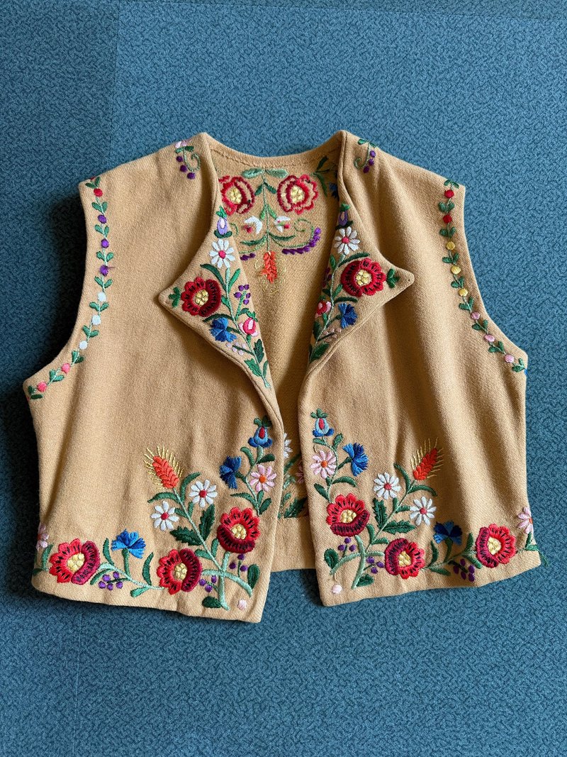 肉鼓鼓的手工刺繡  羊毛材質異域馬夾 hand knit - 洋裝/連身裙 - 棉．麻 