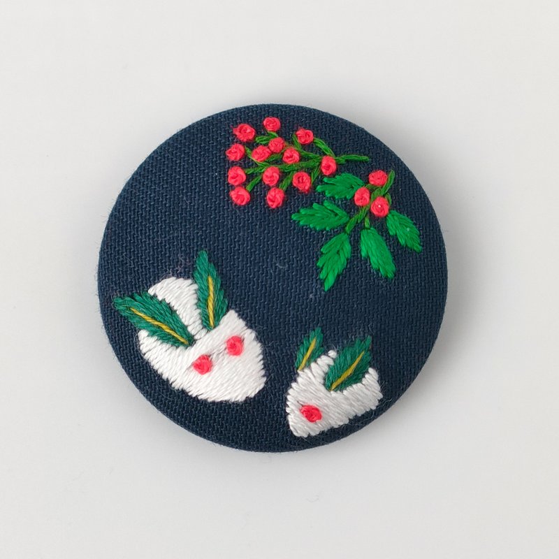 雪うさぎと南天の実刺繍ブローチ - 胸針 - 棉．麻 白色