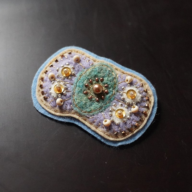 wool and beads brooch, colorful brooch, embroidered brooch, statement brooch,  1 - เข็มกลัด - ผ้าฝ้าย/ผ้าลินิน สีม่วง