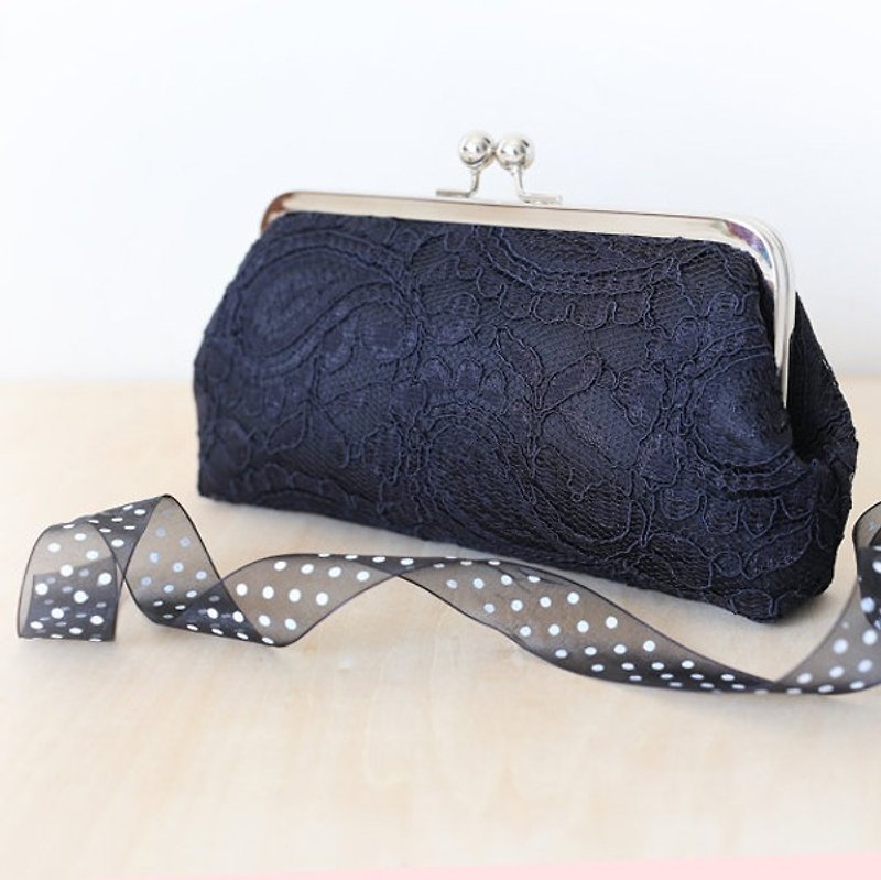 Handmade Clutch Bag in Black | Gift for bridal, bridesmaids | Black Alencon Paisley Lace - กระเป๋าคลัทช์ - วัสดุอื่นๆ สีดำ