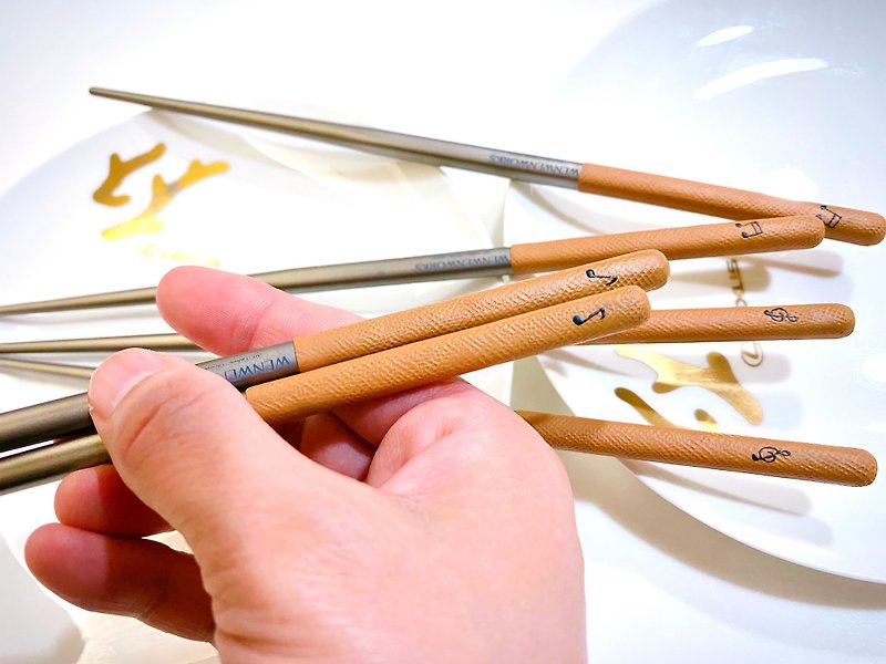 手作個性純鈦筷家庭組合-手作皮革手感-聽見幸福樂章-3雙/套 - 筷子/筷子架 - 其他金屬 咖啡色