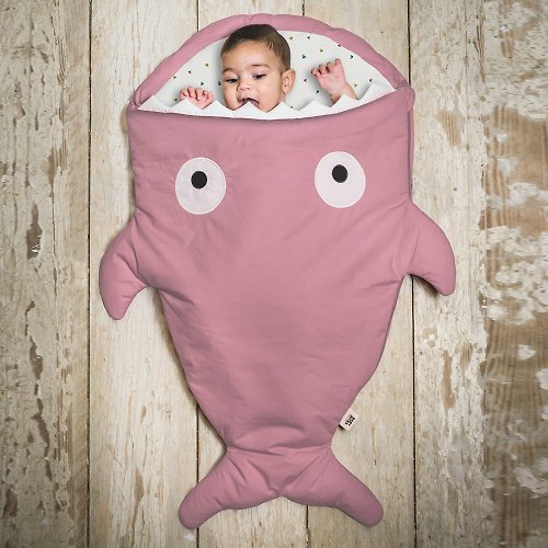 JIOUU 設計樂生活 【西班牙製】鯊魚咬一口BabyBites純棉嬰幼兒多功能睡袋-莓果牛奶