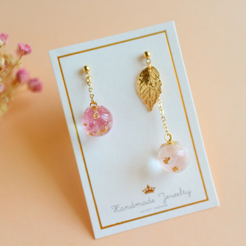 金箔 日本永生花琉璃玻璃球 粉色繡球花朵 不對稱垂墜耳環 - 耳環/耳夾 - 植物．花 粉紅色