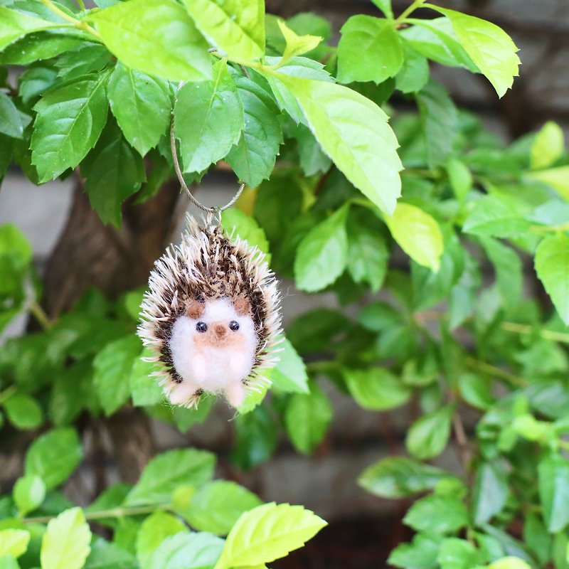 Hedgehog charm carried by wool felt - พวงกุญแจ - ขนแกะ สีนำ้ตาล