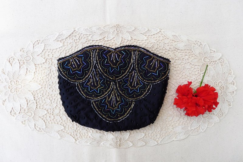 60s Petal Shaped Black Shinny silk Beaded clutch, scallop Evening bag, Art deco - 手拿包 - 絲．絹 黑色