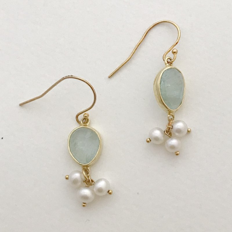 Aquamarine and freshwater pearl earrings - ต่างหู - เครื่องประดับพลอย สีเขียว
