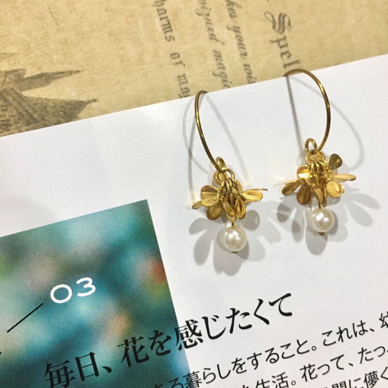 Qiao hand Bronze pin earrings / cramping - ต่างหู - ทองแดงทองเหลือง สีทอง