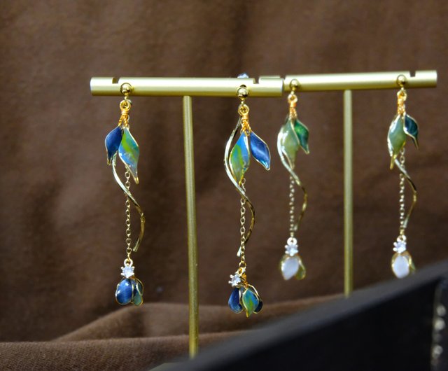 イヤーピン×イヤリングクリスタルフラワー-ルミナスジャングル(2色)_ライトドットアクセサリー ショップ lit-accessories ピアス・ イヤリング Pinkoi 2色のレジンとクリスタルのイヤリングピアス