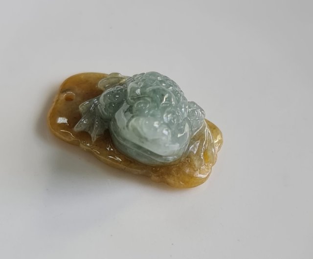 Burmese golden toad 2024 jade pendant