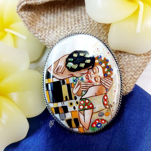 Charm.arts The Kiss by Gustav Klimt on dainty jewelry brooch pin, unique cute gift for her