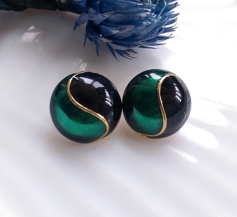Black and green pin earrings. Western antique jewelry - ต่างหู - โลหะ สีทอง