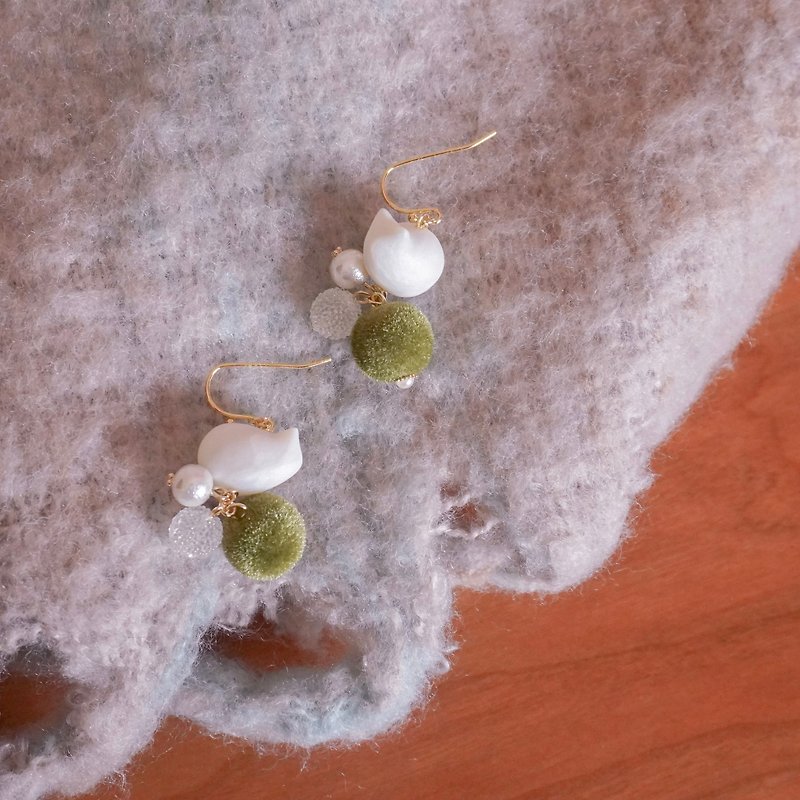 TeaTime 苔綠絨球與微光感啞光貓咪 耳環耳夾 - 耳環/耳夾 - 黏土 綠色