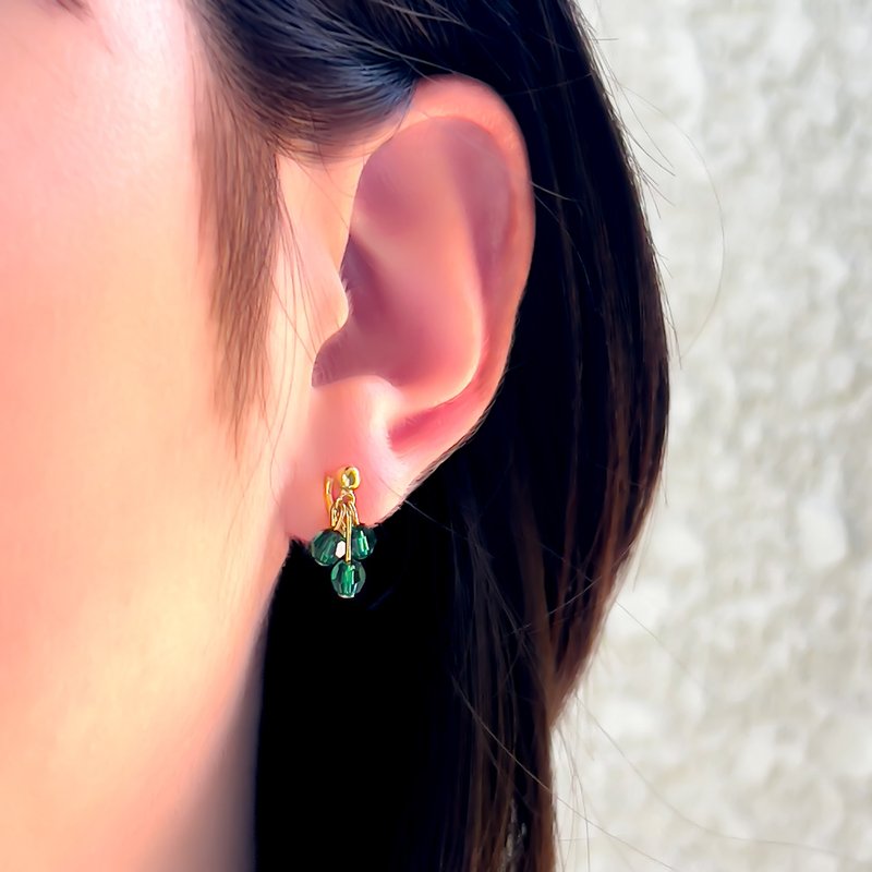 Peacock Green Crystal Non-piercing earrings 【gift box】 - 耳環/耳夾/耳骨夾 - 水晶 綠色