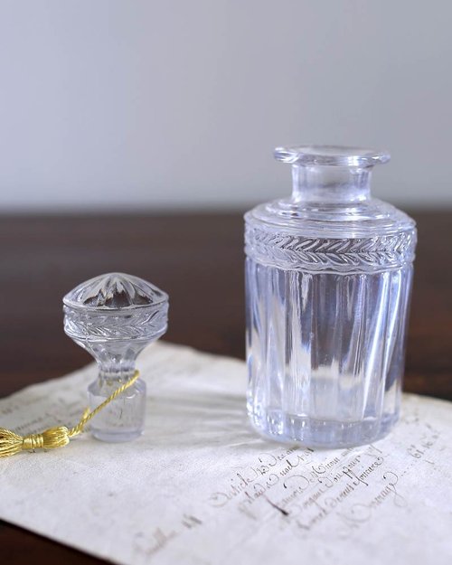フランスサビノガラス　乳白色　アンティーク香水瓶　人物像　無傷完品 フランス 1900-40s パヒューム 香水 瓶 ボトル ガラス 蓋付き