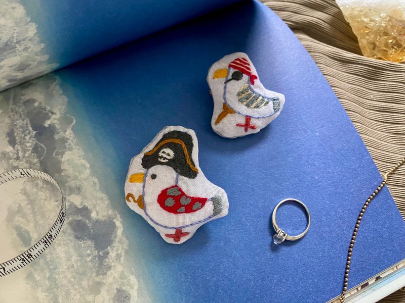 海鷗之海盜 刺繡布胸針 - 胸針 - 棉．麻 多色