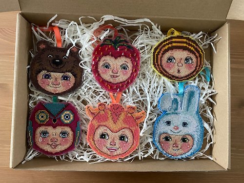 maplesquirrelstitch Set of souvenirs in box ; Christmas box ; kids faces decorations