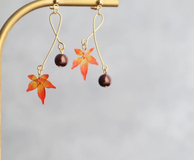 No.570-E　紅葉☆もみじピアス・イヤリング 三日月と紅葉ピアス（黄金色） | everever No.570-E 紅葉
