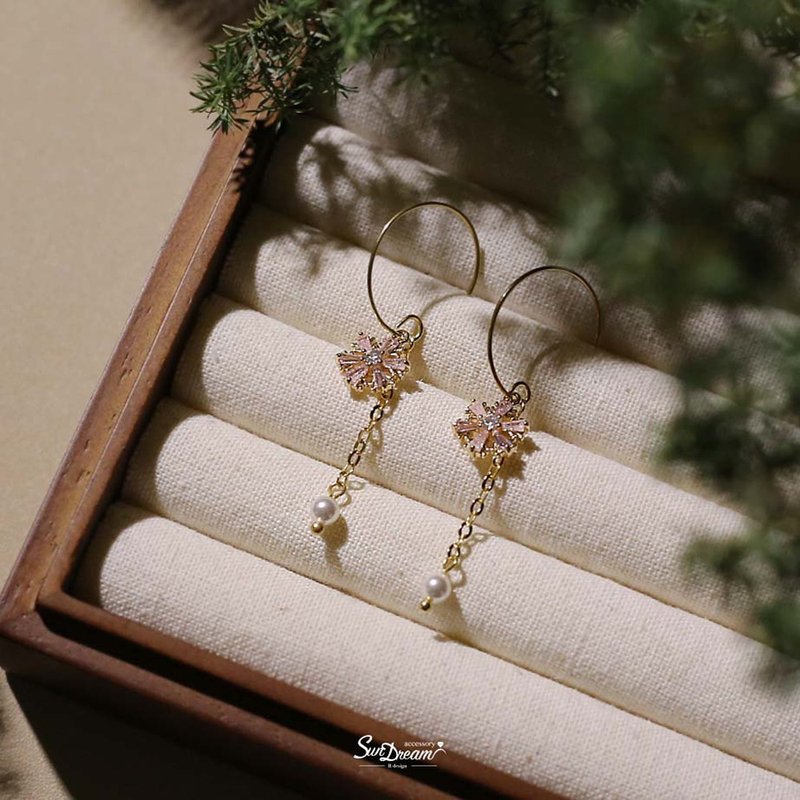 C hook snowflake pearl earrings-pink Christmas gift birthday gift pearl earrings Clip-On - ต่างหู - ทองแดงทองเหลือง 