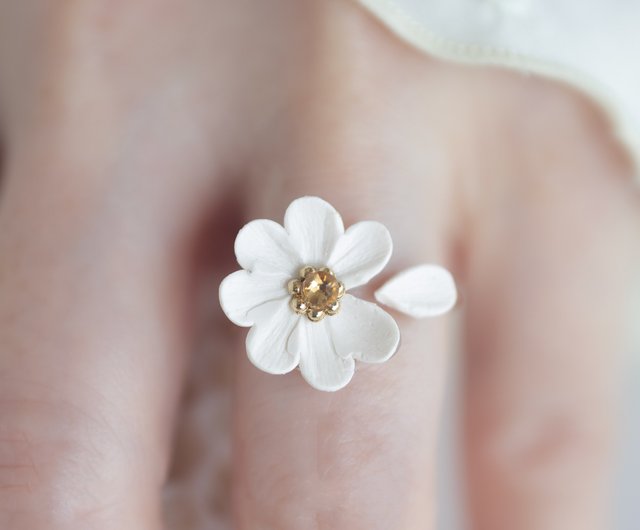 14K Gold Zircon Daisy Pendant Necklace