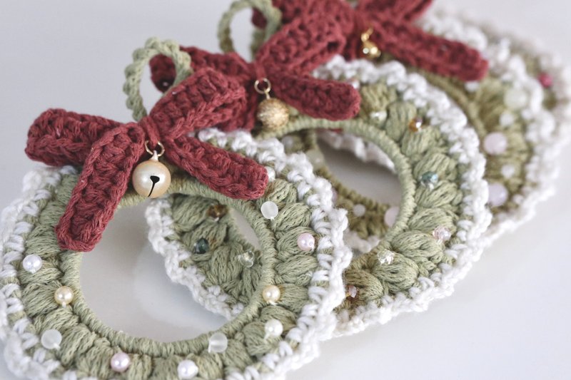 Midnight forest. Knitted Christmas Wreath - ของวางตกแต่ง - ผ้าฝ้าย/ผ้าลินิน สีเขียว