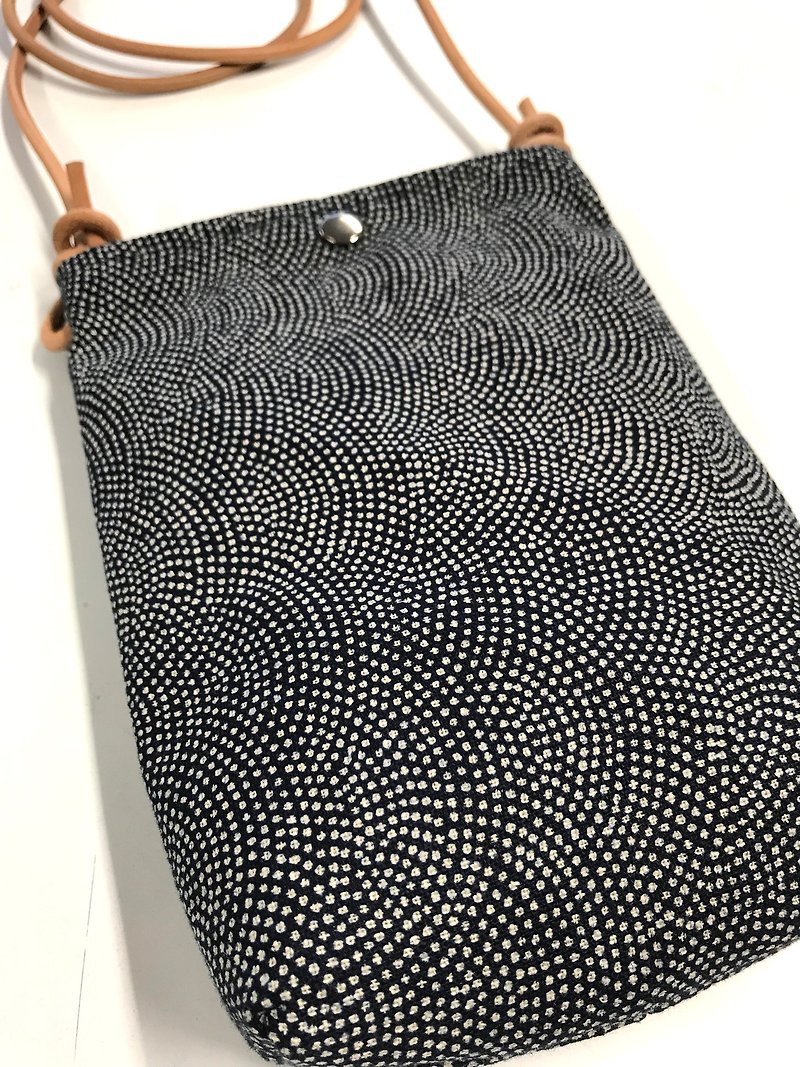 Woven Fabric Cell Phone Bag - กระเป๋าแมสเซนเจอร์ - ผ้าฝ้าย/ผ้าลินิน สีน้ำเงิน