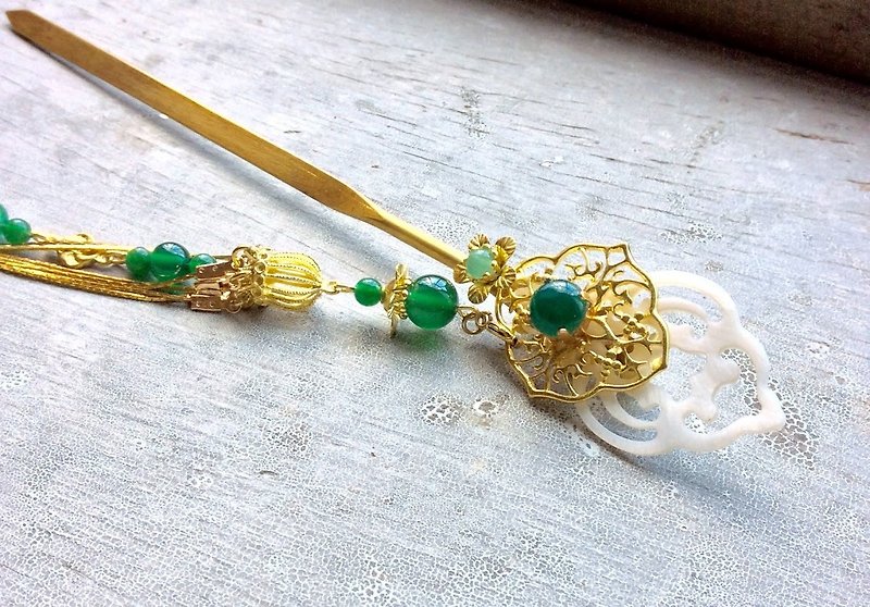 Meow ~ Chinese style hand-made two-sided sword-shaped hairpin agate / green agate / gold (Bronze color) - เครื่องประดับผม - วัสดุอื่นๆ สีเขียว