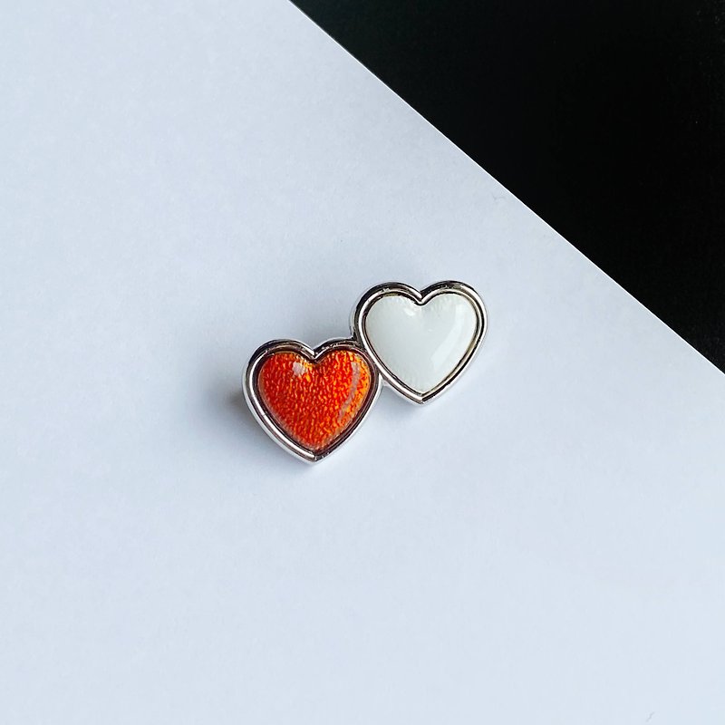 Twin Heart [White & Red] Cloisonne brooch Sterling silver Cloisonne - Brooches - Other Materials White