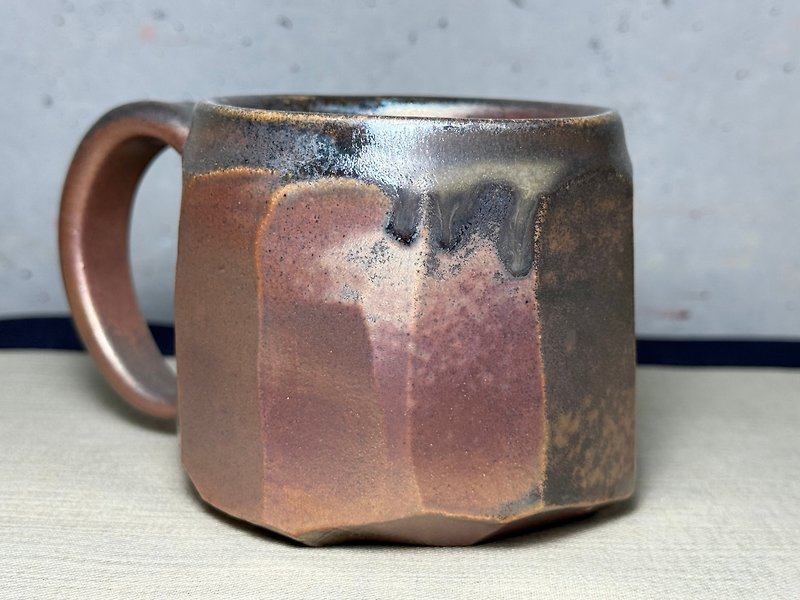 Mug/firewood/handmade/fallen ash/gold color/cut surface/Yang Boyong - Mugs - Pottery 