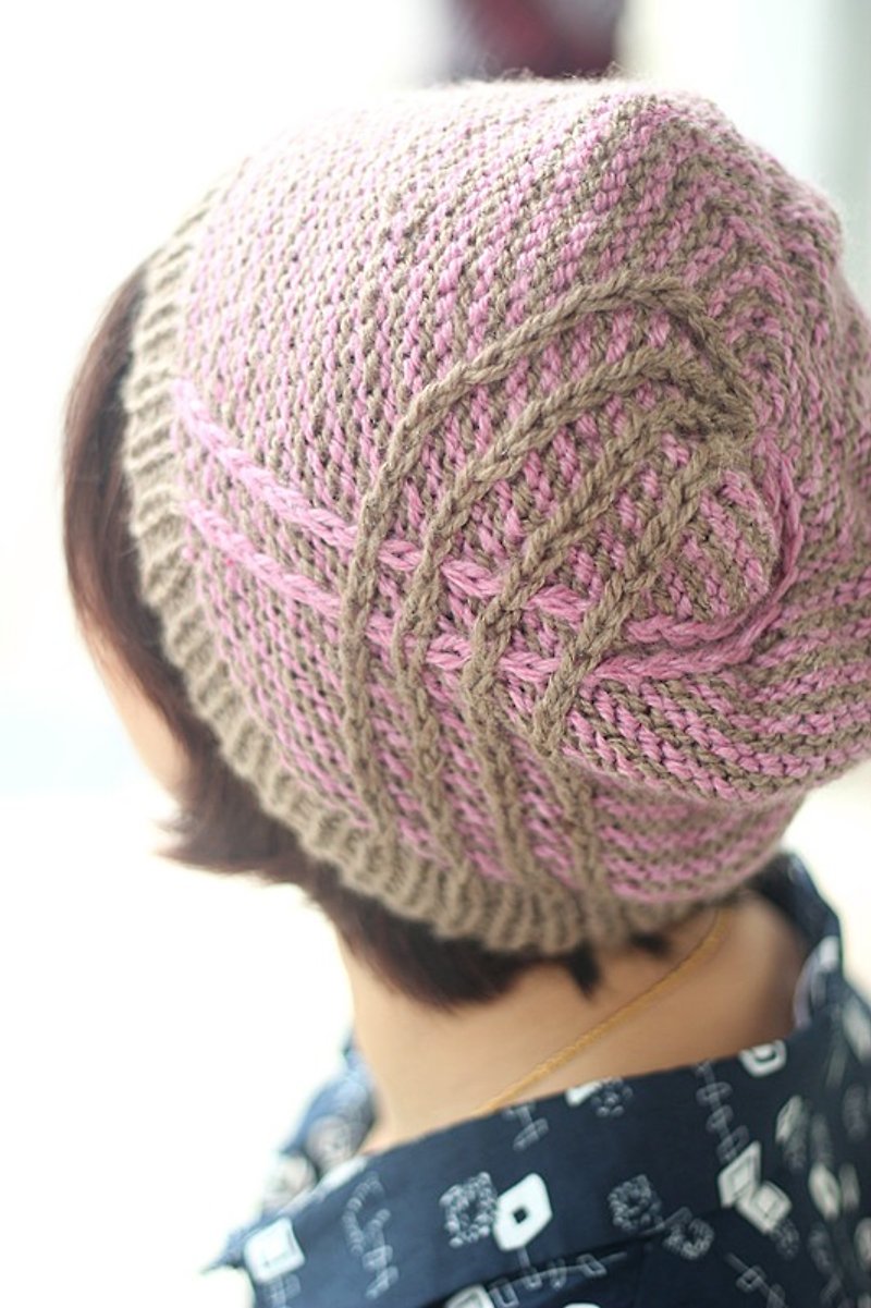 【好日手作】Handmade。冬季手編雙色編織帽／聖誕禮物 - 帽子 - 紙 多色