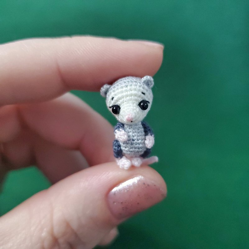 Extremely micro crocheted Opossum. Dollhouse miniature. Amigurumi stuffed possum - 公仔/玩偶 - 繡線 灰色