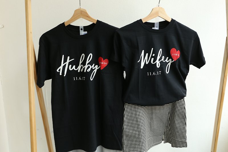 訂製情侶裝 送男友禮物 短袖T恤客製化 Hubby Wifey【一套兩件】 - T 恤 - 棉．麻 多色