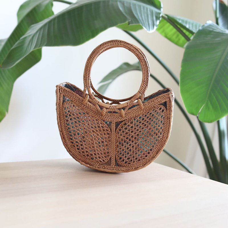 【Bali Island Handmade Rattan Bag / Nanyang Style Lining Bag】Butterfly Handbag - กระเป๋าถือ - พืช/ดอกไม้ สีนำ้ตาล